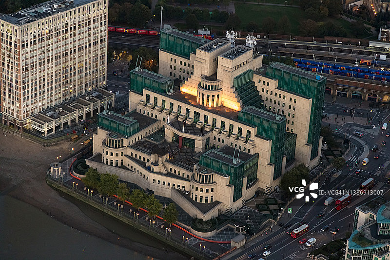 伦敦泰晤士河MI6政府大楼航拍图片素材
