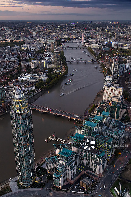 伦敦塔桥泰晤士河的黄昏航拍景观图片素材