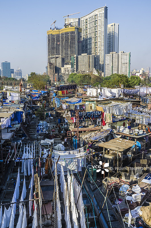 印度马哈拉施特拉邦孟买：140年历史的千人洗衣场高角度景观，号称是世界上最大的露天洗衣场图片素材