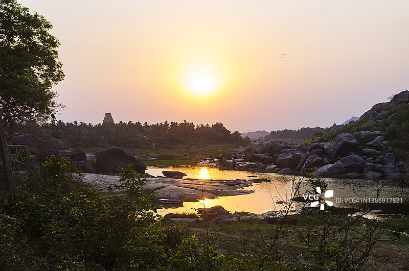印度卡纳塔克邦亨比的通加巴德拉河日落图片素材