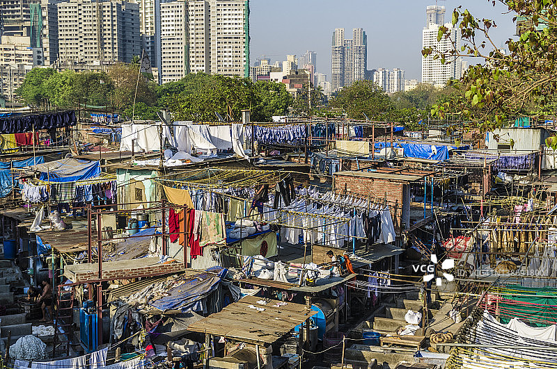 印度马哈拉施特拉邦孟买：140年历史的千人洗衣场高角度景观，号称是世界上最大的露天洗衣场图片素材