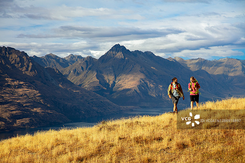 新西兰徒步旅行情侣观赏瓦卡蒂普湖，奥塔哥图片素材