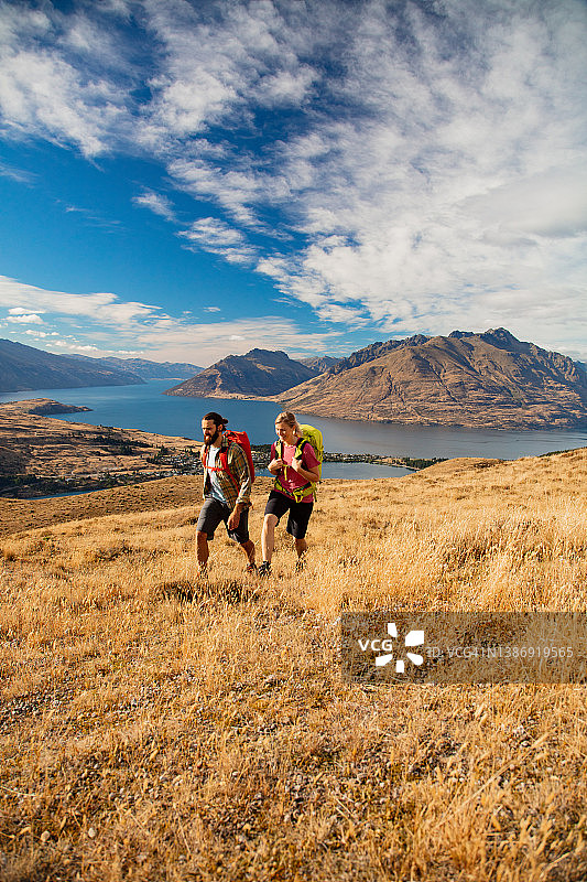 新西兰探险情侣在卓越山奥塔哥徒步旅行图片素材