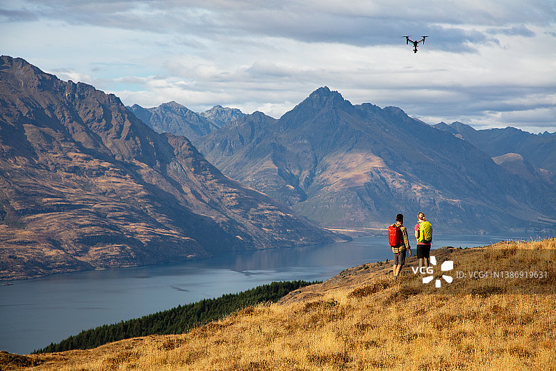 情侣在瓦卡蒂普湖徒步旅行（新西兰户外探险）图片素材