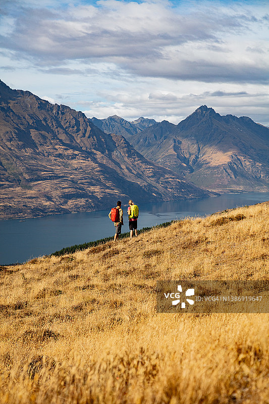 在皇后镇卓越山脉徒步旅行的年轻夫妇图片素材