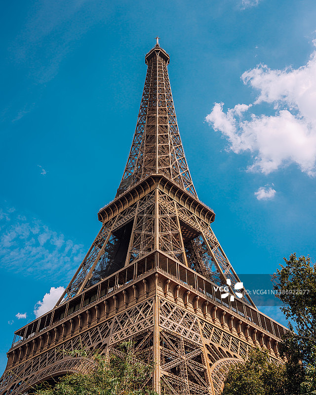 蓝天下的埃菲尔铁塔：经典巴黎照片图片素材