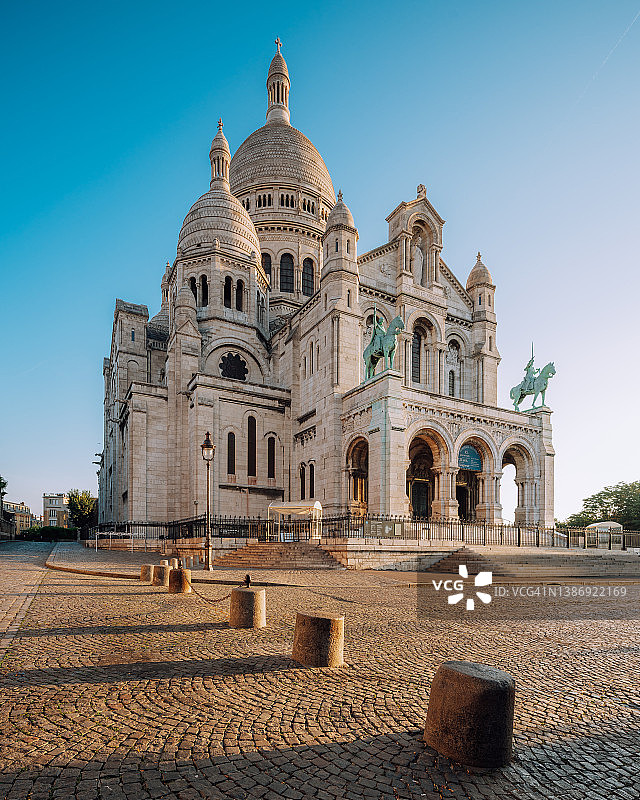 日出时分的蒙马特高地与圣心大教堂图片素材