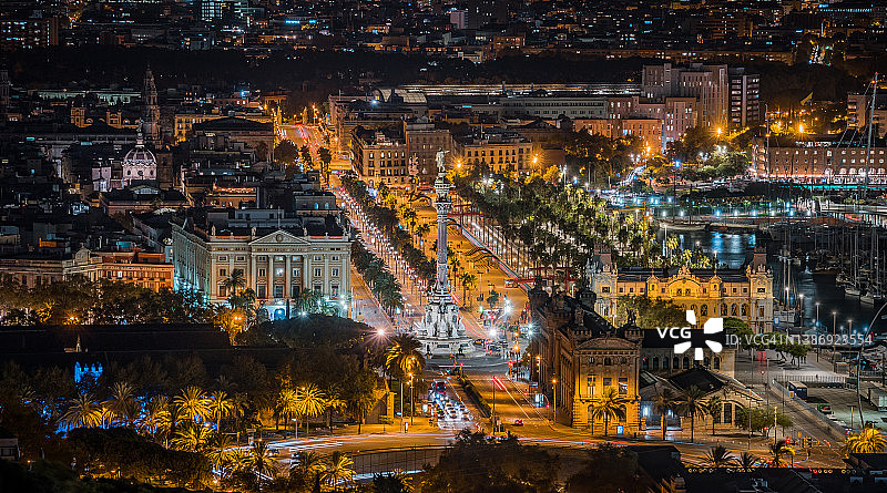西班牙巴塞罗那韦尔港和哥伦布纪念碑夜景图片素材