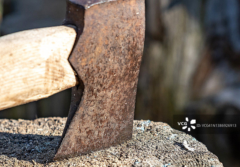 树桩上的生锈斧头图片素材