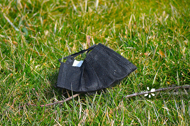 废弃的COVID-19口罩图片素材