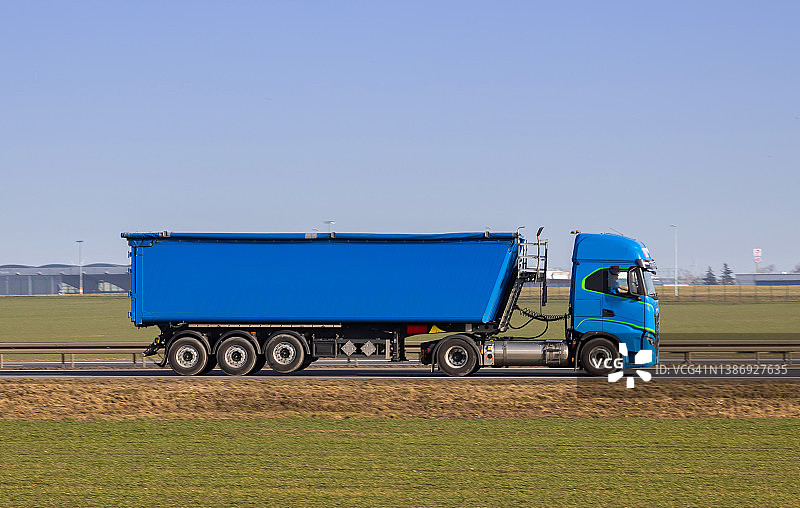 高速公路上的快速卡车图片素材