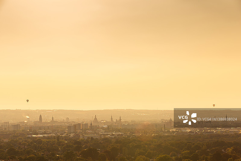 德累斯顿天际线日落与热气球（德国萨克森州）图片素材