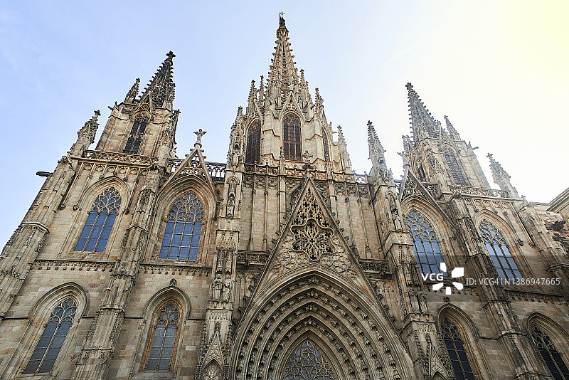 黎明时分的巴塞罗那大教堂图片素材