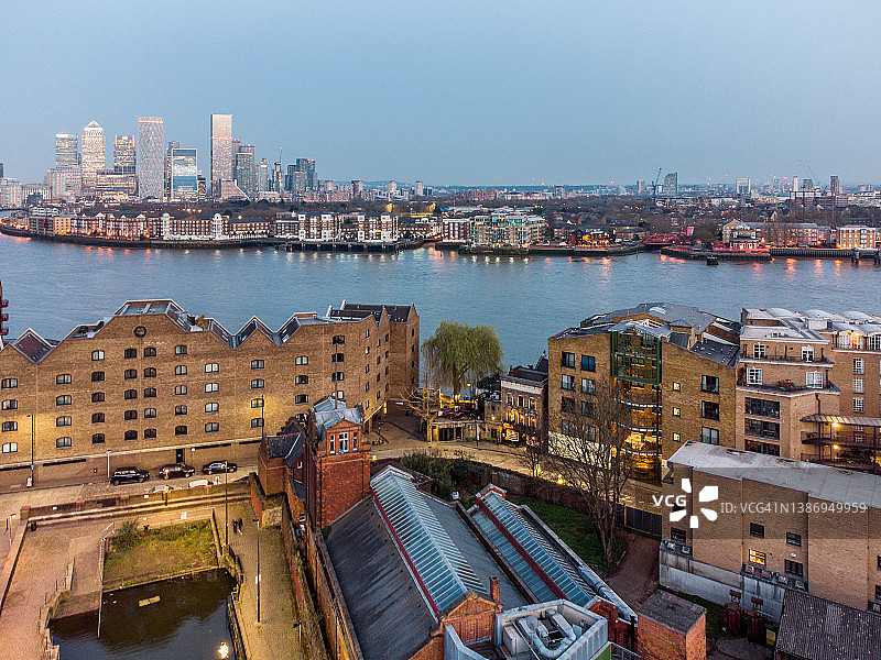 伦敦泰晤士河及惠特比远景图片素材