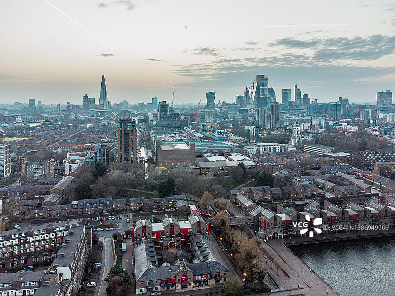 黄昏时分高角度拍摄的伦敦天际线图片素材