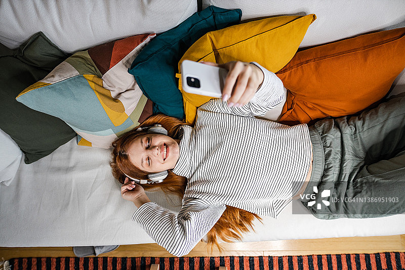 享受音乐的年轻女人图片素材