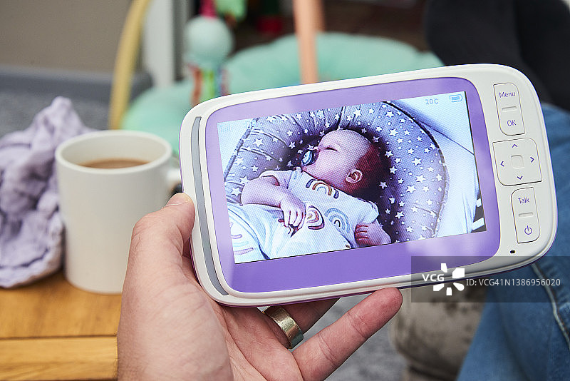 看着婴儿监视器图片素材