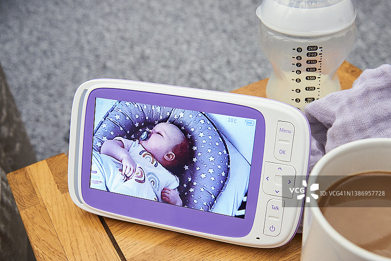 咖啡桌上的婴儿监视器图片素材