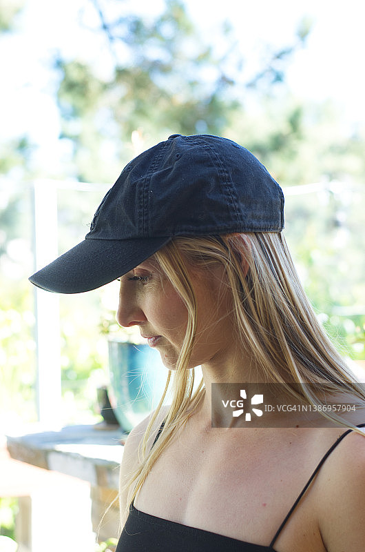 戴着帽子的年轻女人图片素材