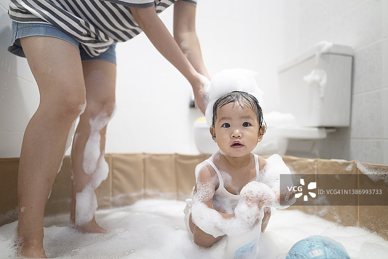 亚洲母女在家中浴室玩沐浴露泡泡的温馨瞬间图片素材