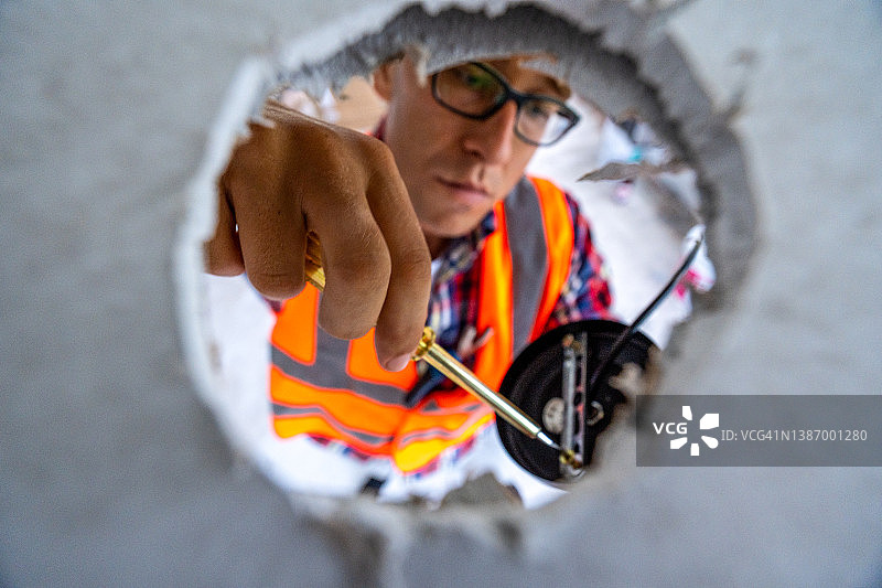 戴安全帽的建筑工人，建筑行业新房建造室内服务概念图片素材