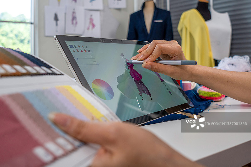 时尚设计师绘制女装草图图片素材