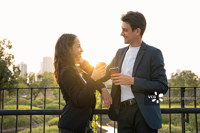 微笑的年轻女商人与男商人，户外图片素材