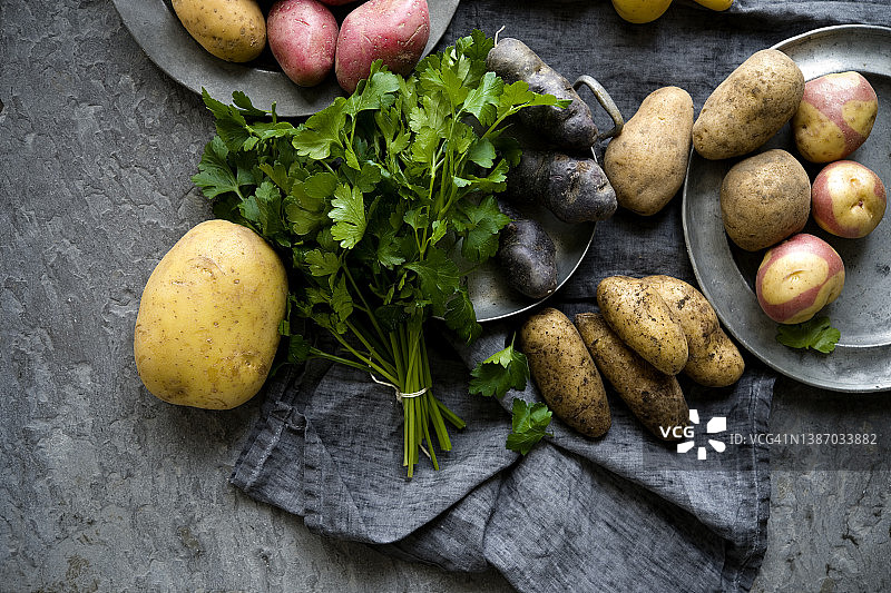 欧芹和不同品种生马铃薯的影棚照图片素材