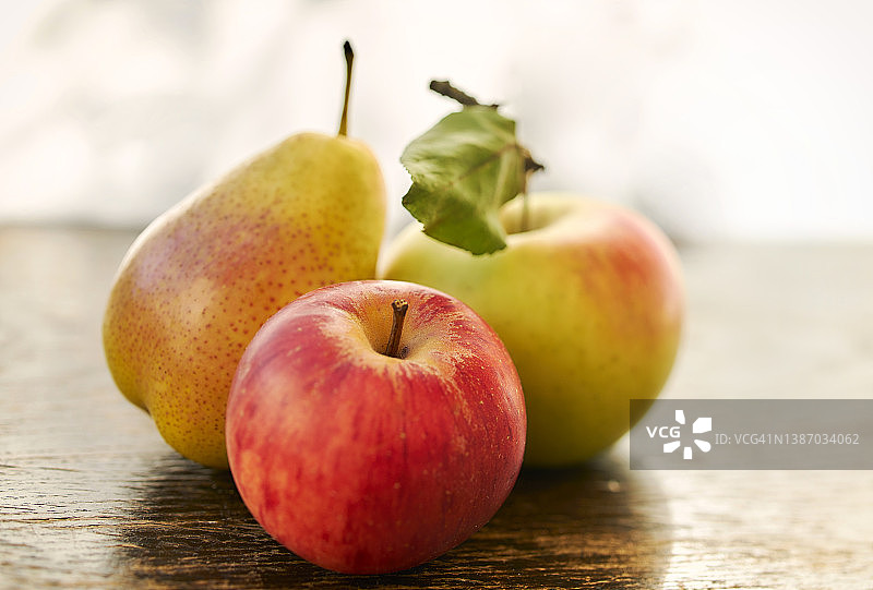 威廉梨、艾尔斯塔苹果和布瑞本苹果图片素材