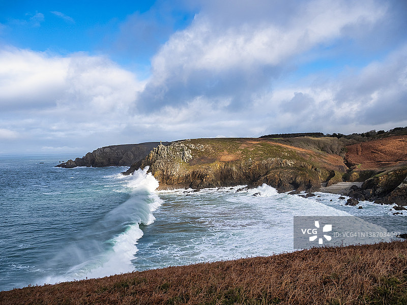 海浪拍打在西赞海岬的悬崖上图片素材