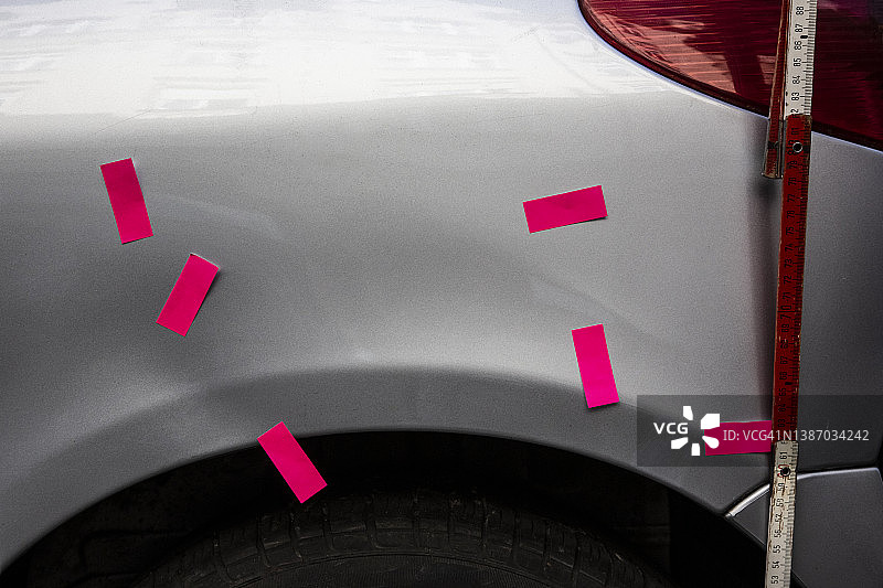 贴在事故车上的便签图片素材