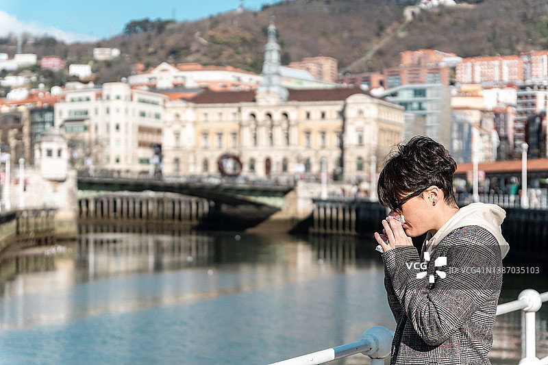 春天城市里感冒过敏流鼻涕的女人图片素材