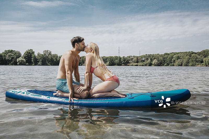 情侣周末在桨板上亲吻图片素材