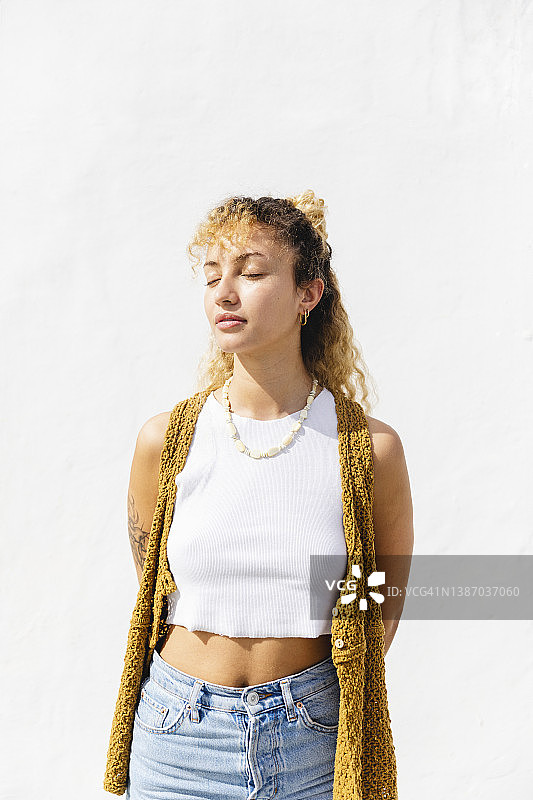 闭着眼睛做白日梦的年轻女人图片素材