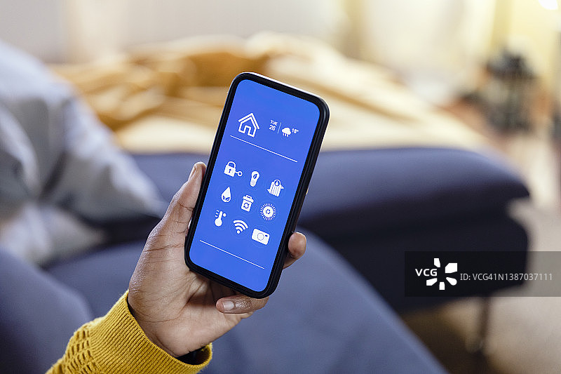 女人在客厅使用手机App图片素材