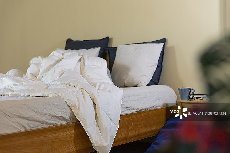 家中凌乱的卧室图片素材