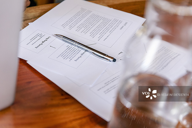 桌子上的纸质文件和笔图片素材