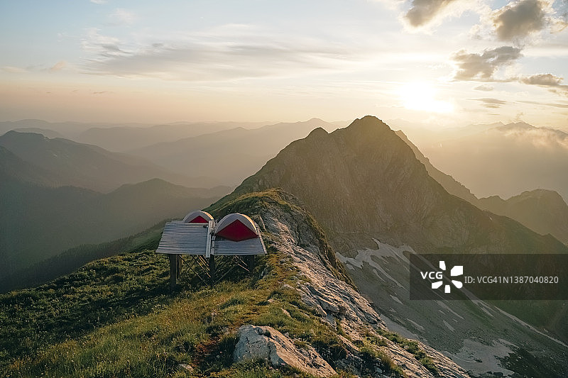 索契高加索自然保护区日落时分山景上的帐篷图片素材