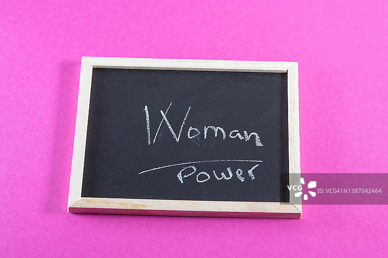 粉色桌子上的黑板：女性力量图片素材