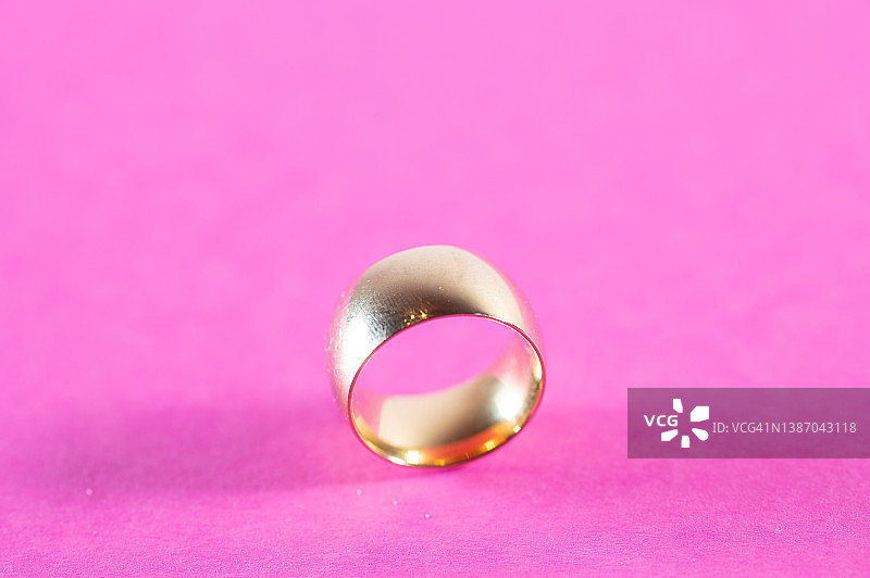 玫瑰桌上的金色结婚戒指图片素材