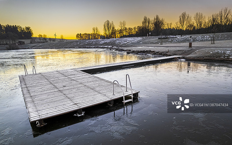 冬季艾希斯特鲁特湖上的木制码头图片素材
