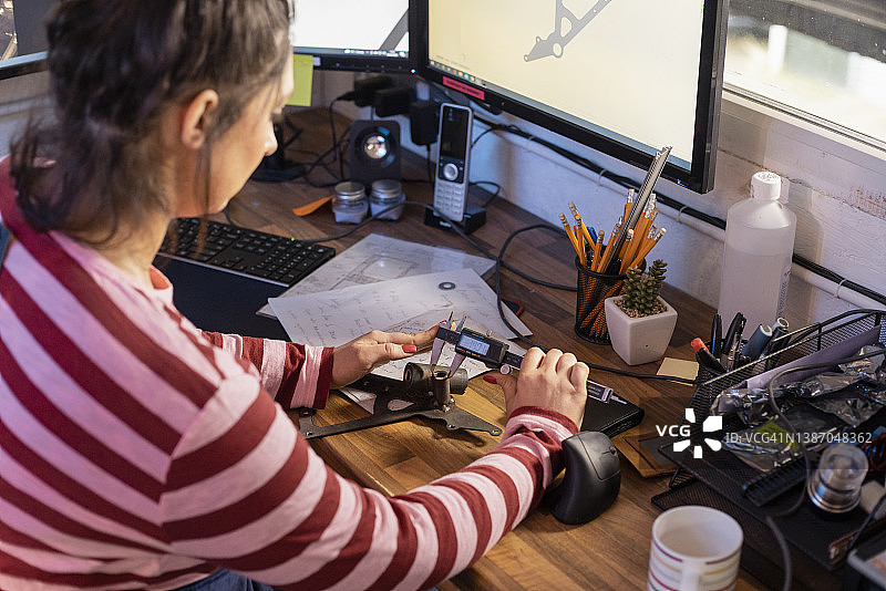 精密测量自行车零件图片素材