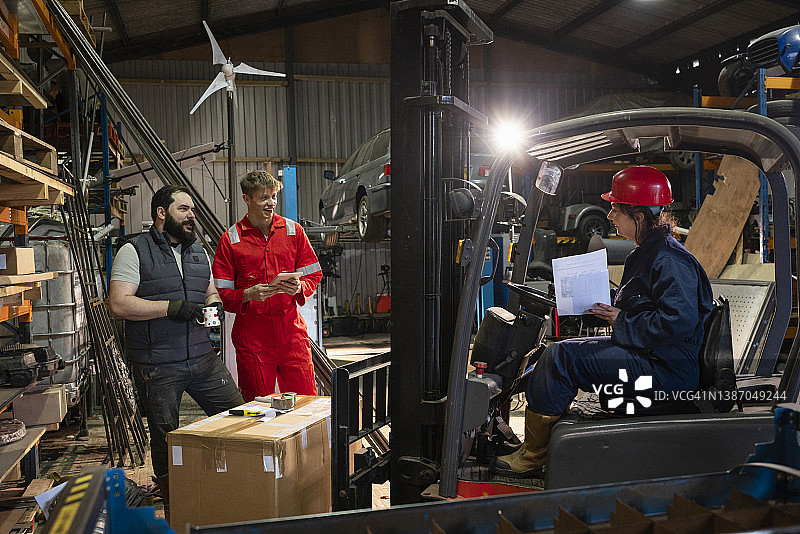 在仓库工作图片素材