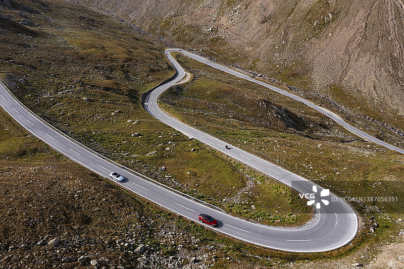 汽车行驶在蜿蜒的蒂默尔斯约赫山道上图片素材