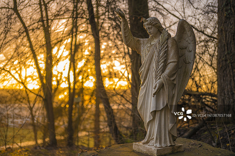 德国黑森州布雷兴日出时分的户外天使雕像图片素材