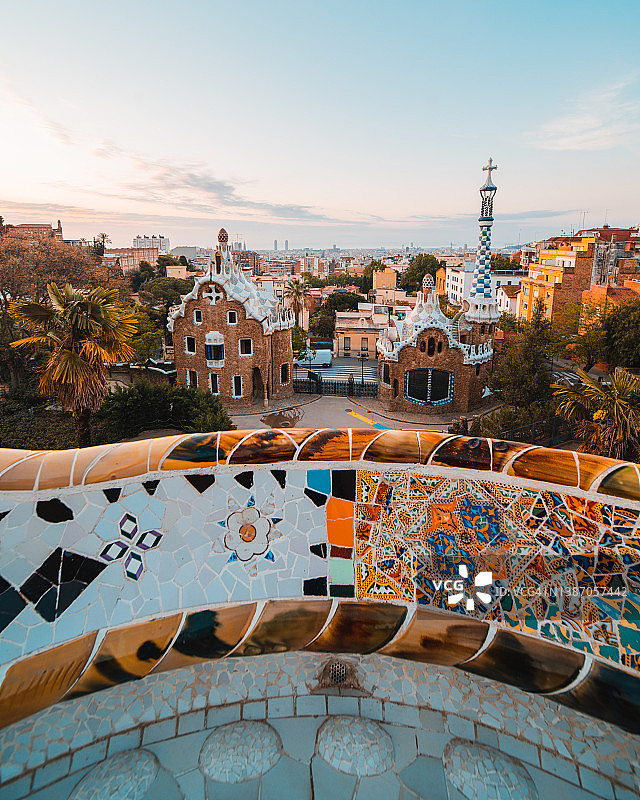 日出时分从公园看到的巴塞罗那景色图片素材