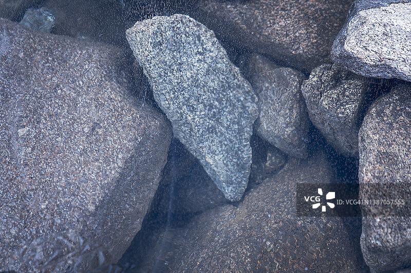 罗马尼亚雷泰扎特国家公园岩石上的冰柱图片素材