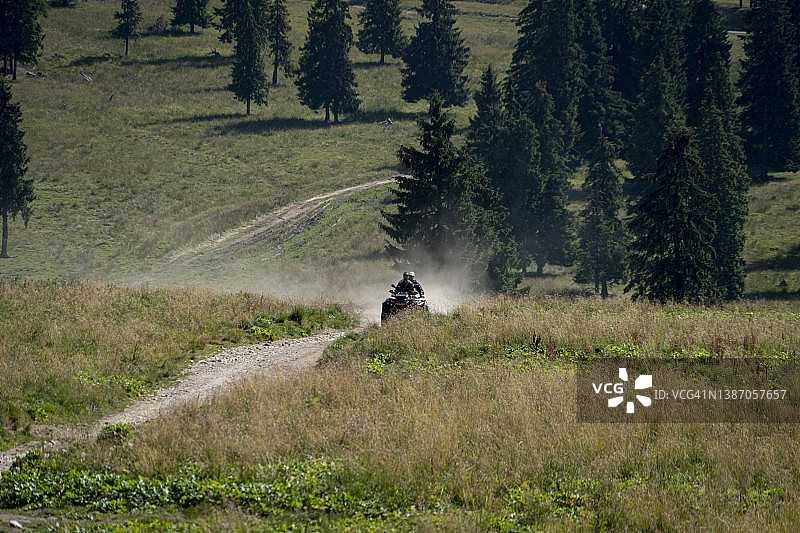 在户外骑四轮摩托车，山地生活活动图片素材