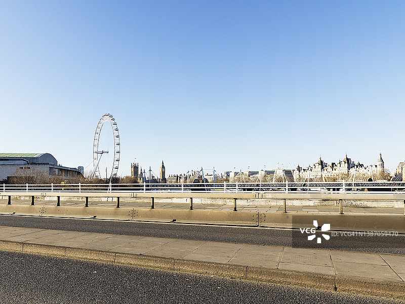 伦敦空旷的道路与威斯敏斯特天际线图片素材