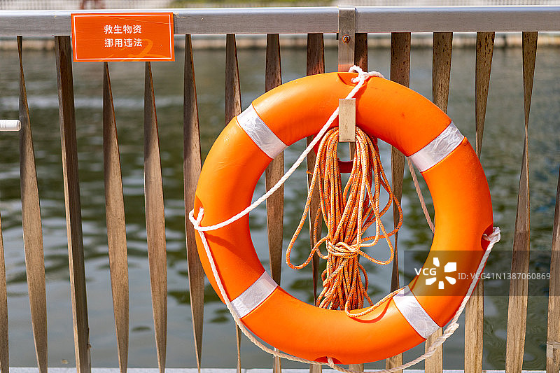 河边栏杆上的救生圈图片素材